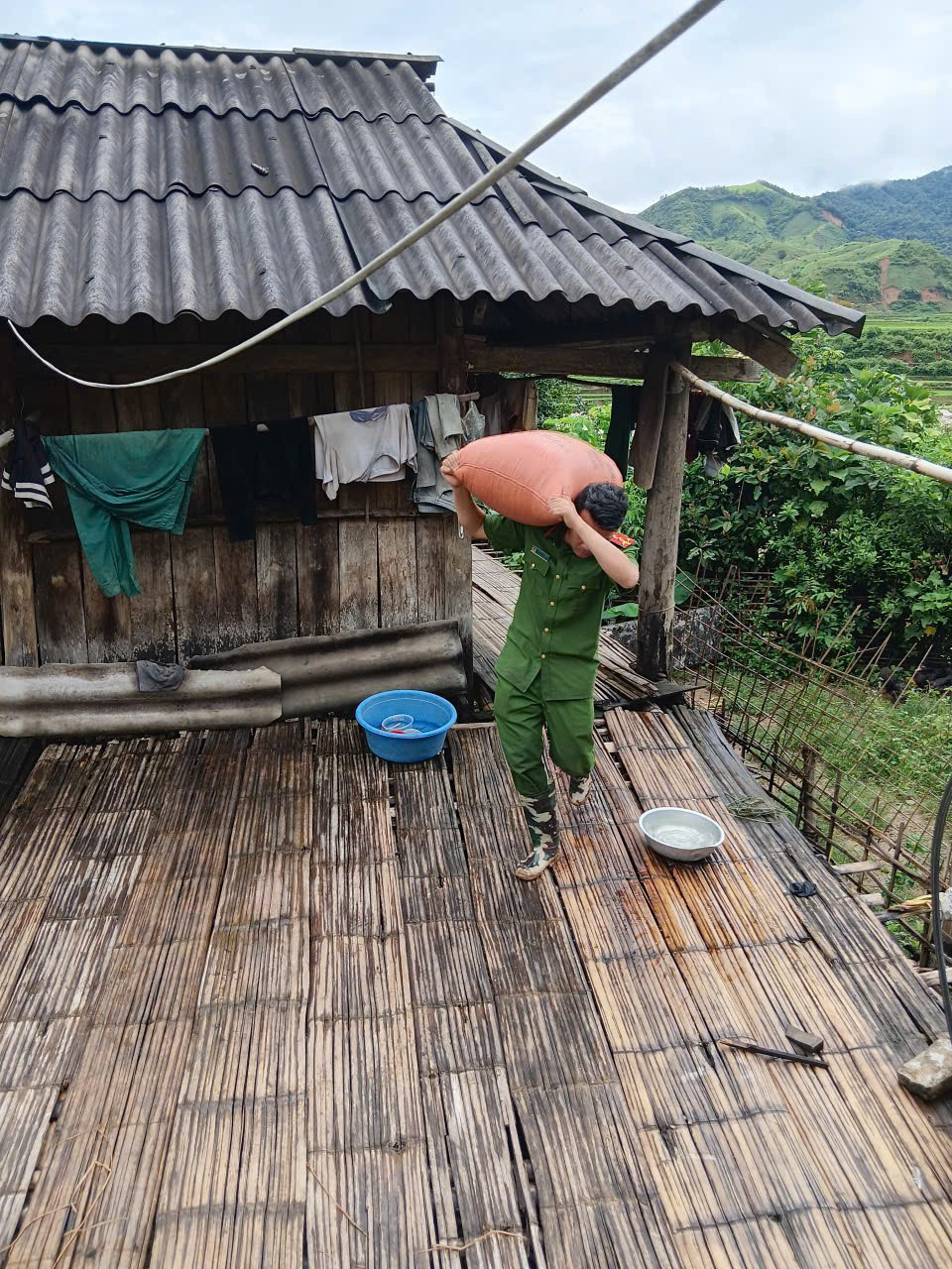 Điện Biên: Hình ảnh cán bộ chiến sỹ công an giúp dân sơ tán, khơi thông đường sạt lở - 5