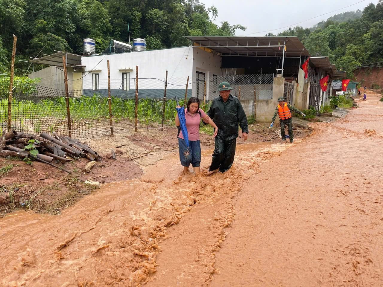 Mưa lớn gây lũ, sạt lở, lũ quét đợt này đã gây thiệt hại lớn về người và tài sản cho nhân dân nhiều xã tại Điện Biên. Vì vậy các lực lượng chức năng đã khẩn trương vào cuộc để hỗ trợ người dân.