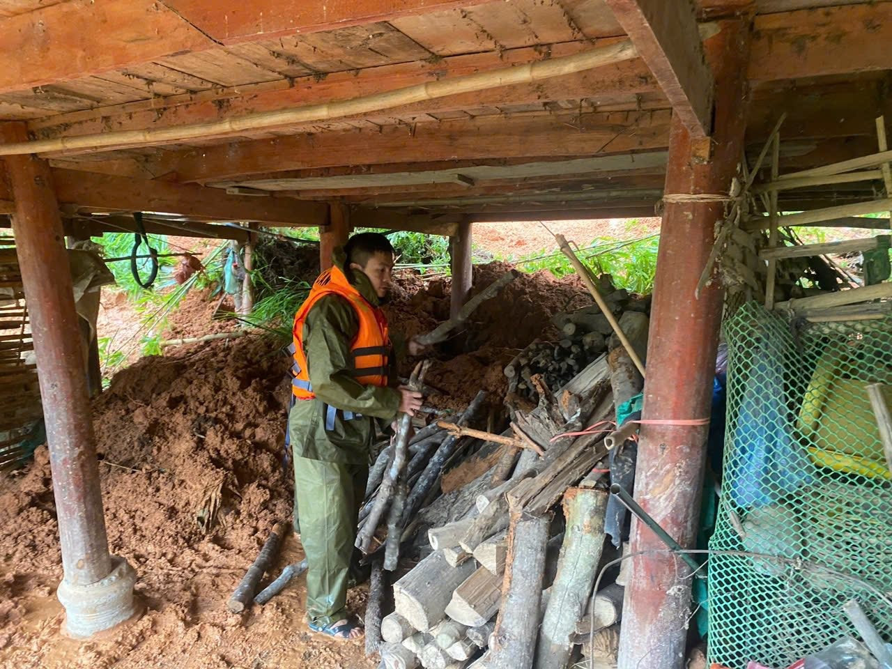 Điện Biên: Hình ảnh cán bộ chiến sỹ công an giúp dân sơ tán, khơi thông đường sạt lở - 7