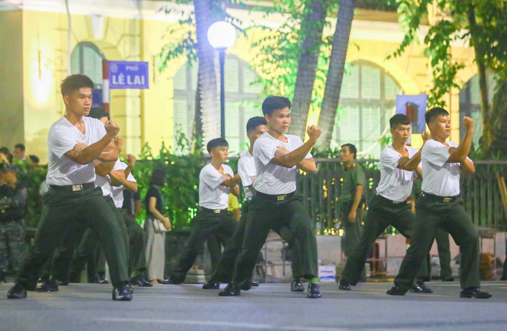 Phần biểu diễn võ thuật, khí công với các nội dung như: Biểu diễn kỹ thuật tấn công, phòng thủ bằng tay, chân; quyền 44 động tác, biểu diễn Mai Hoa quyền kết hợp phân thế, dùng đầu đập bê tông..