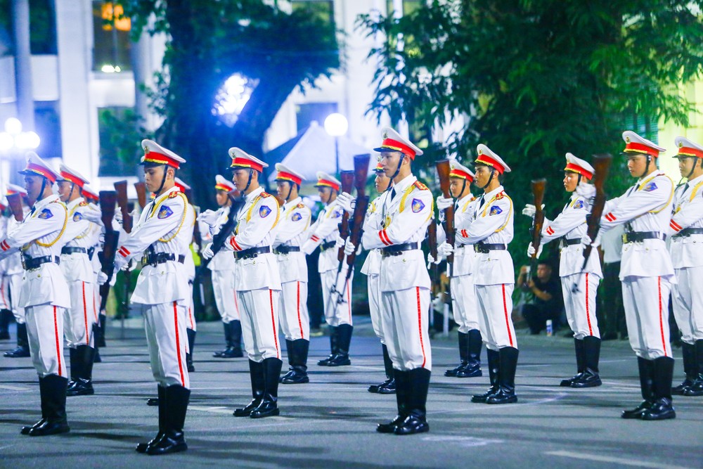 Tiếp đến là phần biểu diễn múa súng nghệ thuật trên nền nhạc “Xứng đáng là thanh bảo kiếm”.