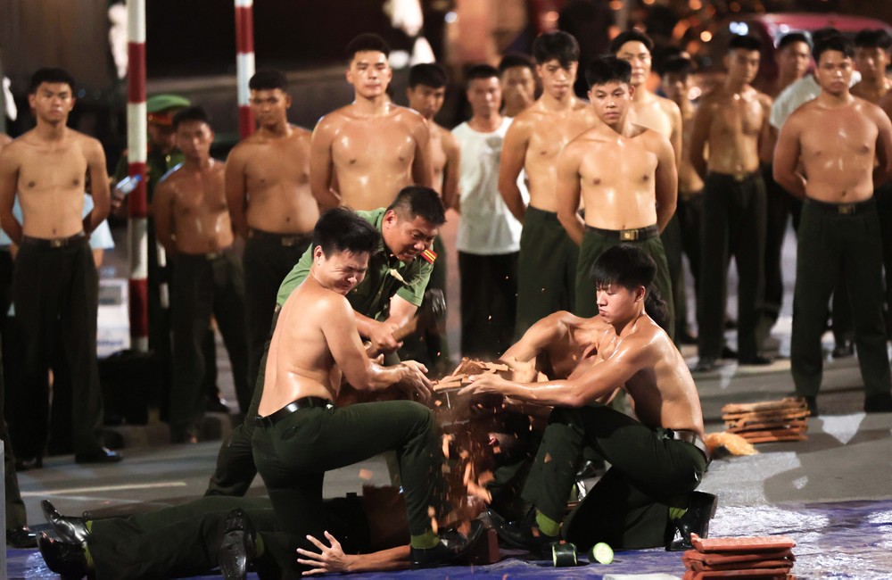 Mãn nhãn xem lực lượng đặc nhiệm diễn tập chống khủng bố trên phố đi bộ hồ Gươm - 11
