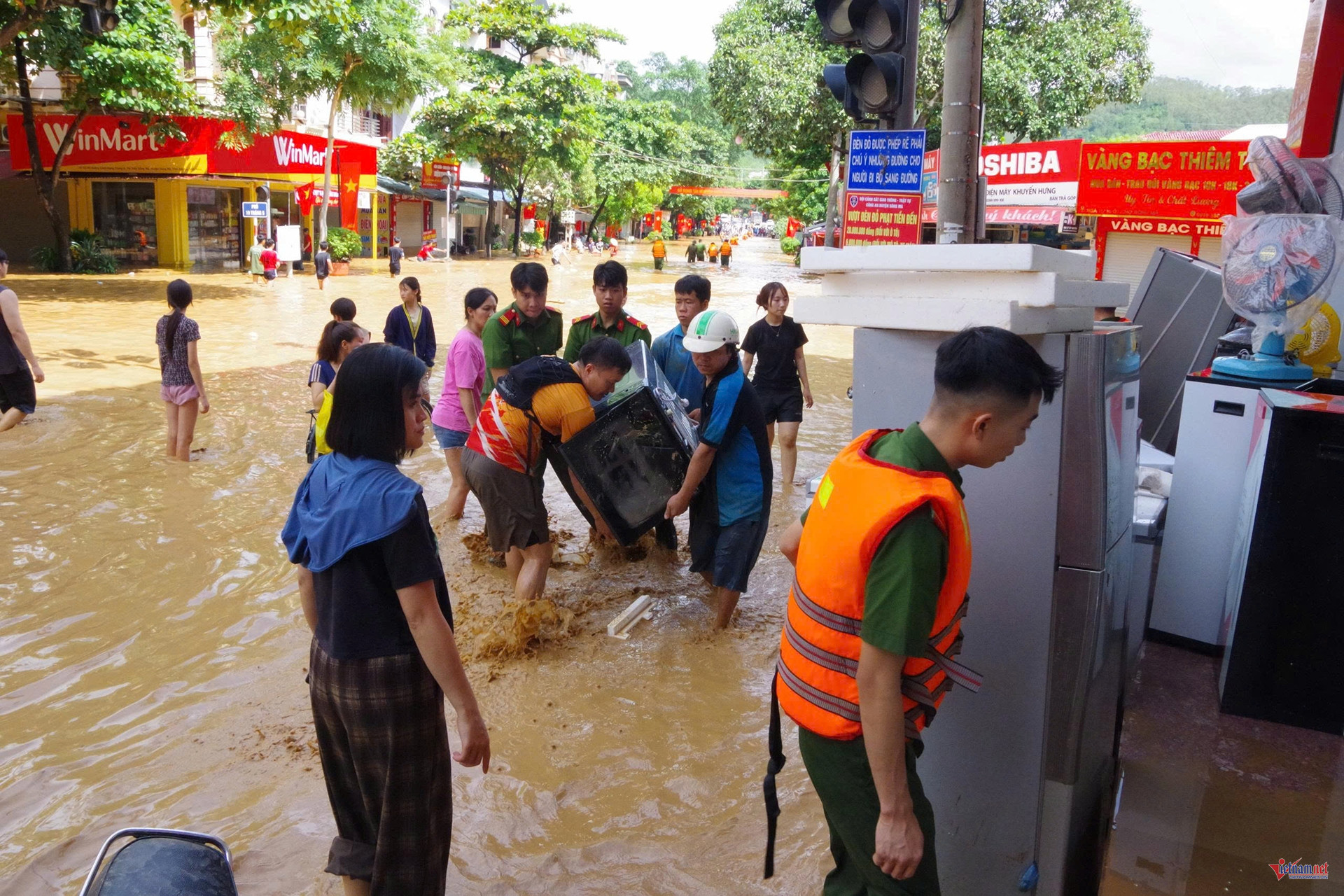 Lực lượng quân đội, công an hỗ trợ người dân di dời tài sản khi nước lũ mới bắt đầu tràn vào. Ảnh: Nguyễn Nam