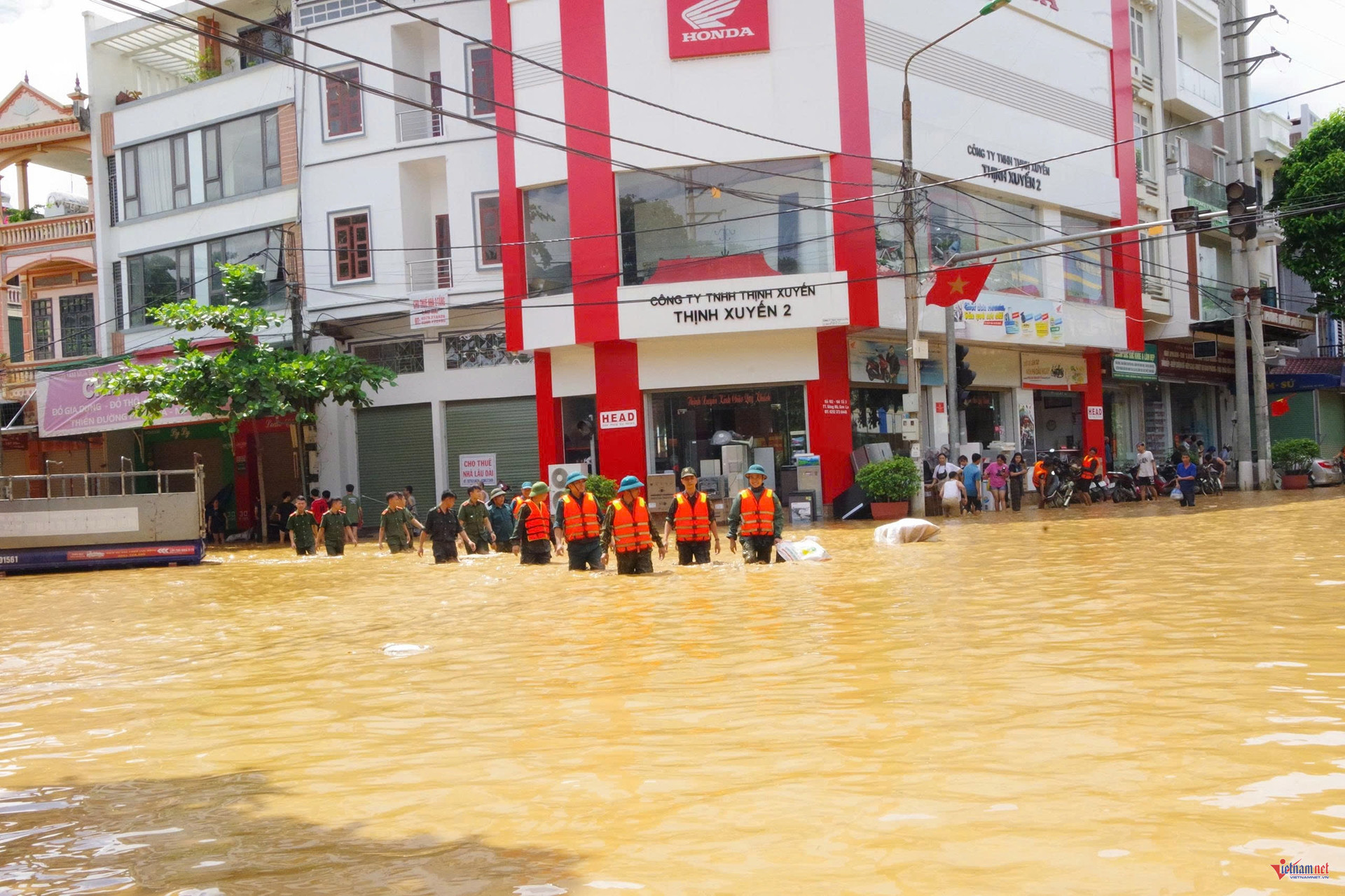 Nhiều tuyến đường tại xã Sông Mã nước ngập sâu, giao thông tê liệt. Ảnh: Nguyễn Nam