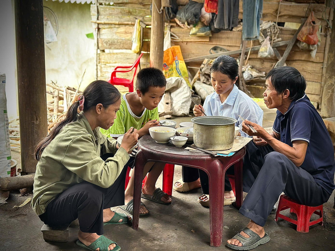 Cuộc sống gia đình Nhung rất khó khăn, thuộc diện hộ nghèo ở địa phương.