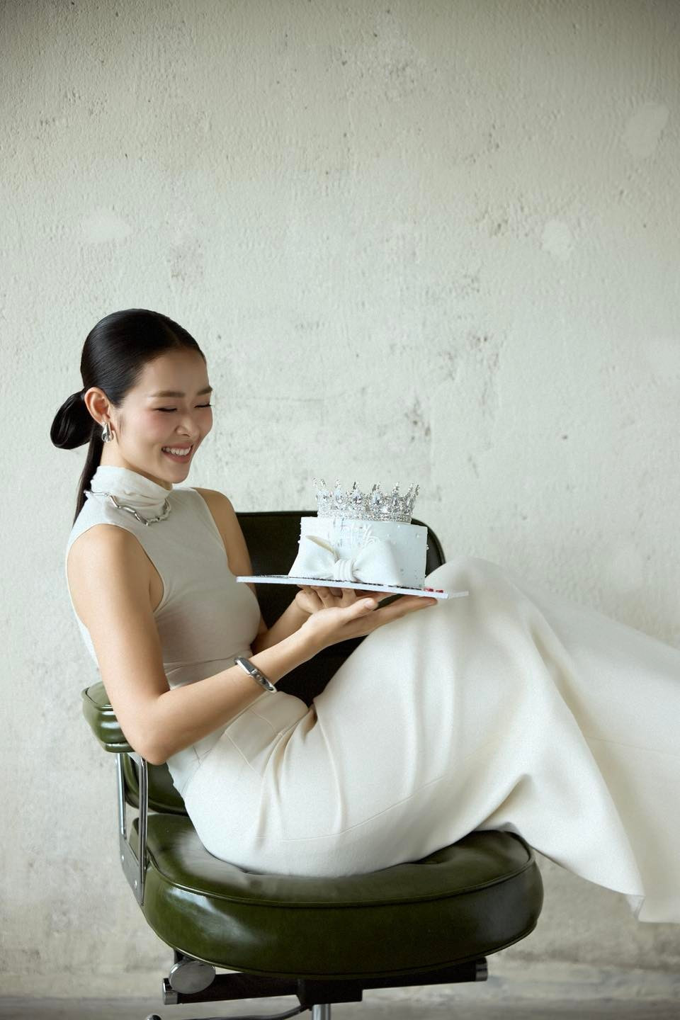 Nữ diễn viên diện váy ôm sát màu trắng kem, khéo léo khoe vóc dáng thanh thoát cùng làn da trắng mịn.