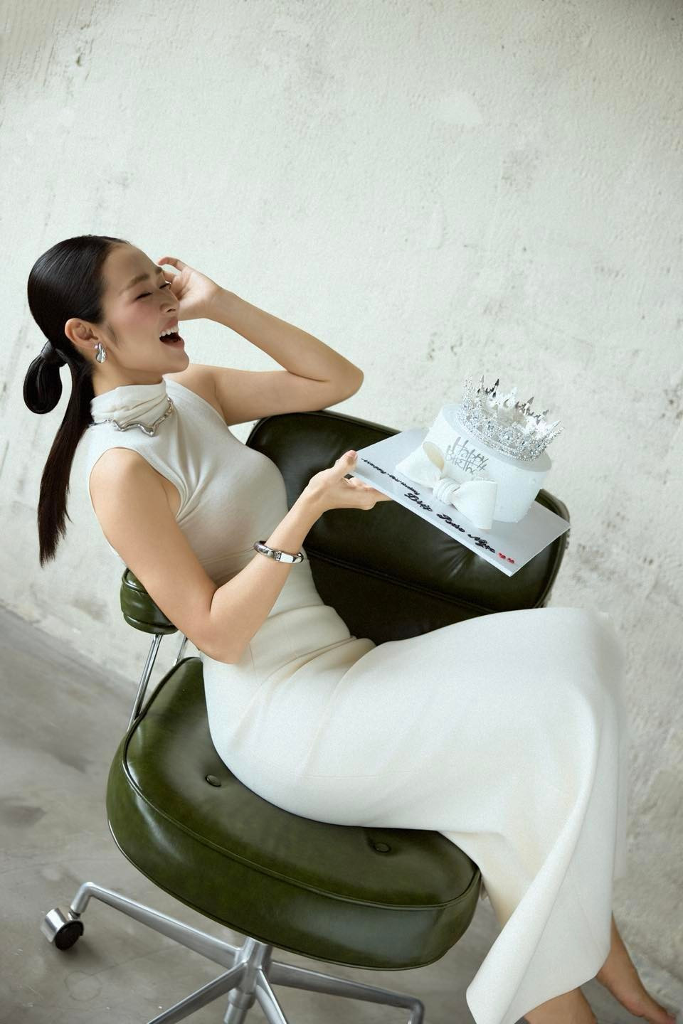 Điểm nhấn trong bộ ảnh là khoảnh khắc Diệp Bảo Ngọc tạo dáng bên chiếc bánh sinh nhật đơn giản. Không ít người hâm mộ và bạn bè đã để lại lời chúc mừng sinh nhật, đồng thời bày tỏ sự bất ngờ trước nhan sắc ngày càng thăng hạng của cô.