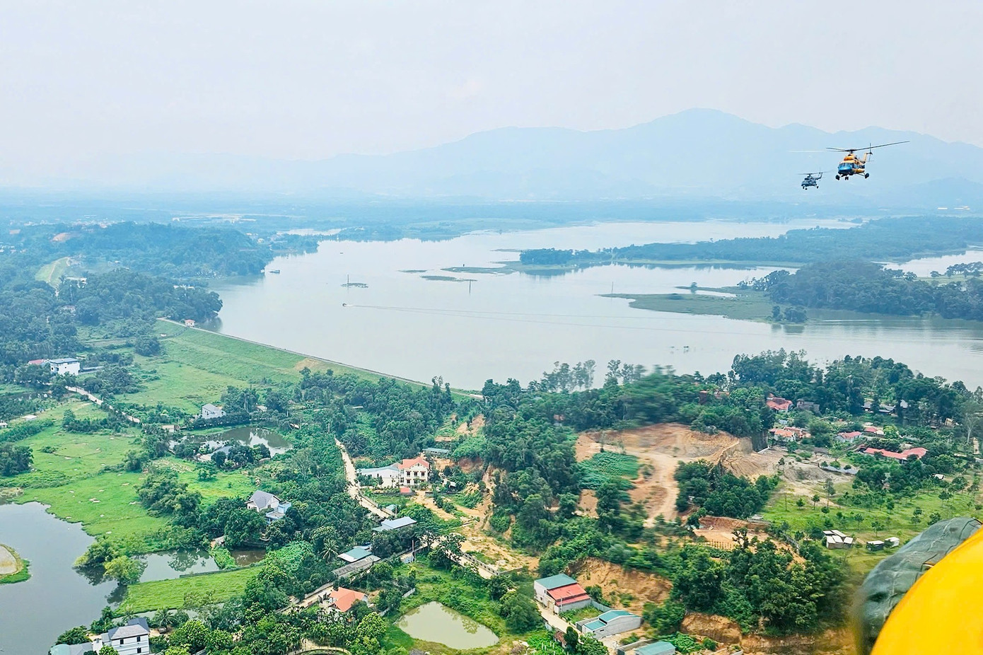 Tại khu vực sân bay, các tổ bay phối hợp chặt chẽ với lực lượng mặt đất để kiểm tra kỹ thuật, căn chỉnh vị trí, thời điểm bung cờ và giữ khoảng cách đội hình. Quá trình hợp luyện giúp đảm bảo các yếu tố kỹ thuật như tốc độ ổn định, độ cao an toàn và hiệu ứng thẩm mỹ của lá cờ khi tung bay trên không.