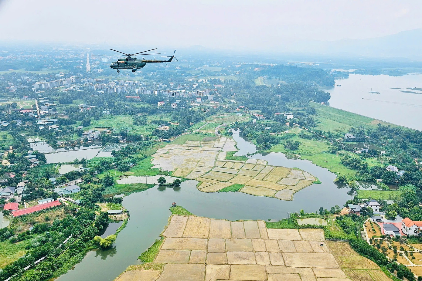 img src/upload/3-2025/images/2025-08-02/1754116518-duoi-canh-bay-a8020-width1390height924.jpg width660 /