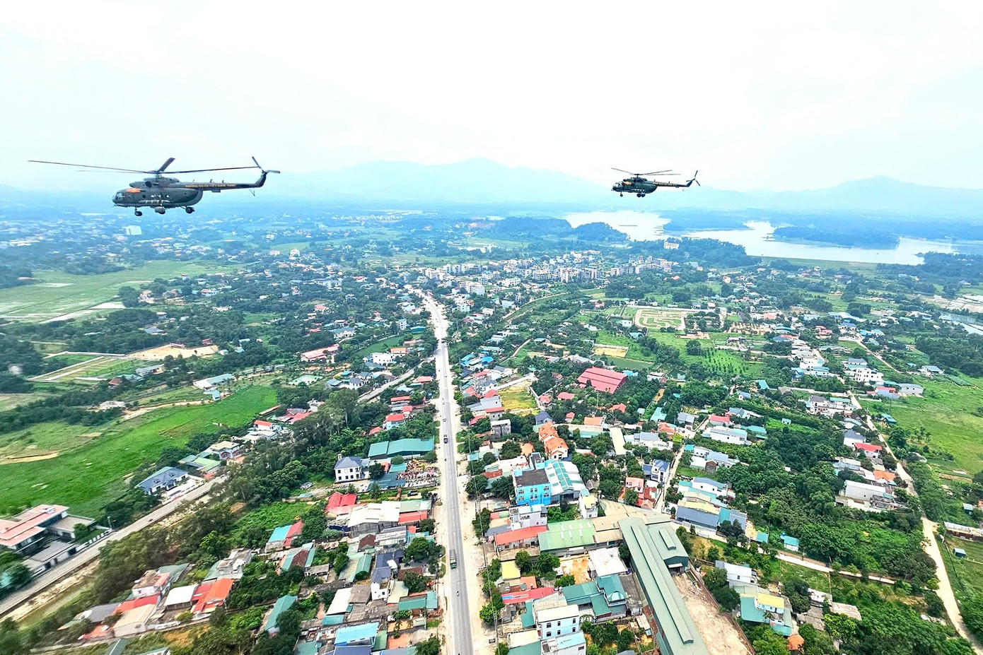 Từ trực thăng quân sự: Hà Nội hiện ra thanh bình và kiêu hãnh - 1