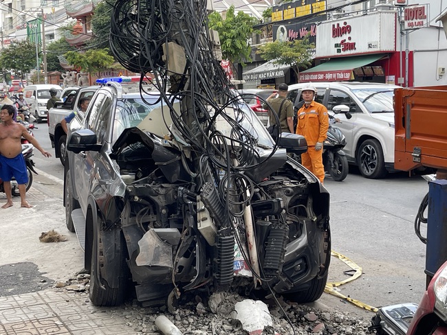 Ô tô tông vào cột điện