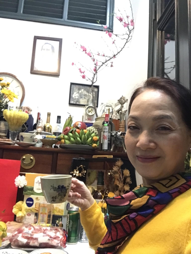 NSND Lê Khanh hiện tại đã ở tuổi hưu nhưng chị vẫn tham gia nhiều dự án nghệ thuật, giảng dạy cho các sinh viên ngành sân khấu.