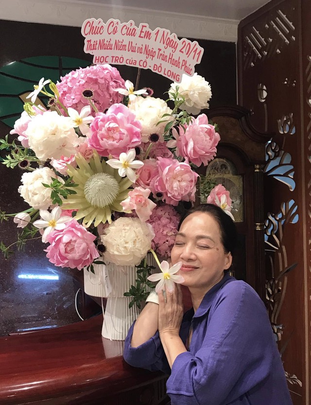 Ở tuổi hưu, ngoài công việc, chị còn tận hưởng cuộc sống bên gia đình với những niềm vui nhỏ bé như chăm sóc mẹ già, cắm hoa và đọc sách.