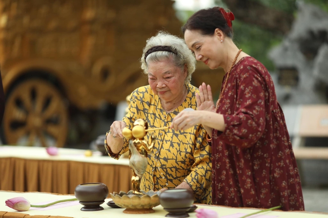 Kể cả khi xuất hiện ở nơi đông người, nữ nghệ sĩ gạo cội cũng không cần trang điểm. Chị tự tin khoe vẻ ngoài đúng tuổi của mình.