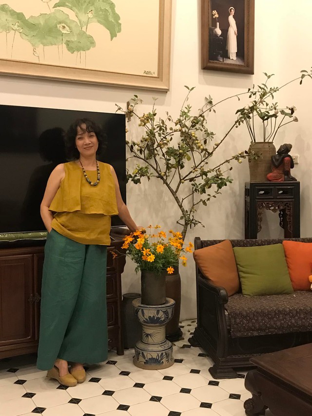 Dù khoe mặt mộc không son phấn nhưng đường nét của NSND Lê Khanh vẫn được khán giả khen. Mỹ nhân Hà thành một thời duy trì tinh thần vui vẻ để sức khỏe lẫn làn da đạt được kết quả tốt nhất.