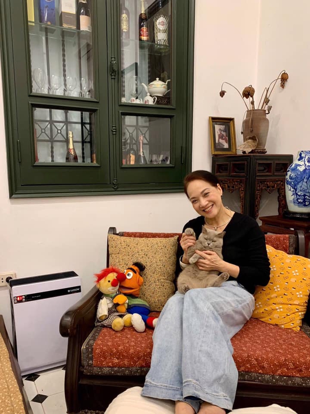NSND Lê Khanh hiện tại có cuộc sống bình yên trong căn nhà ở phố An Dương Vương (Tây Hồ). Chị ở căn nhà này để gần gũi chăm sóc mẹ già - nghệ sĩ Lê Mai.