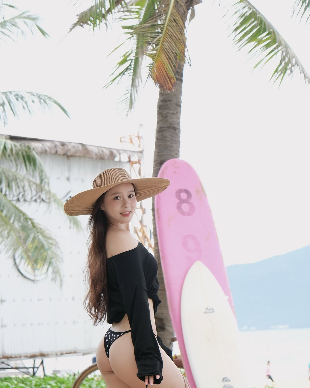 Đáng chú ý, bạn gái Nhâm Mạnh Dũng còn mang theo máy ảnh xịn xò, chứng minh đam mê nhiếp ảnh và gout thẩm mỹ ổn áp chứ không chỉ đơn thuần là người yêu cầu thủ.