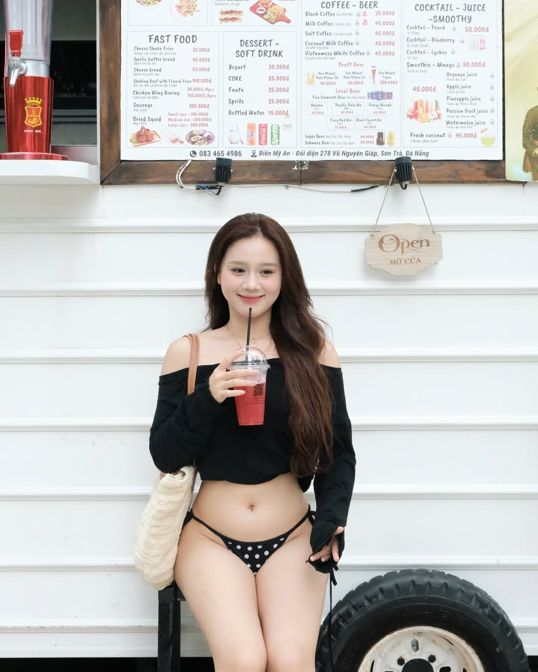 Dù không thường xuyên xuất hiện trước truyền thông như các nàng WAGs khác, nhưng mỗi lần lên đồ, Hoa Mỹ đều ghi điểm với hình ảnh vừa có gu, vừa giữ được nét dịu dàng và tinh tế.