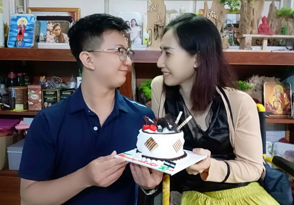 Anh Trung đau đớn song cố gắng vững tinh thần lo tang lễ cho vợ và cuộc sống của con gái vừa chào đời. 