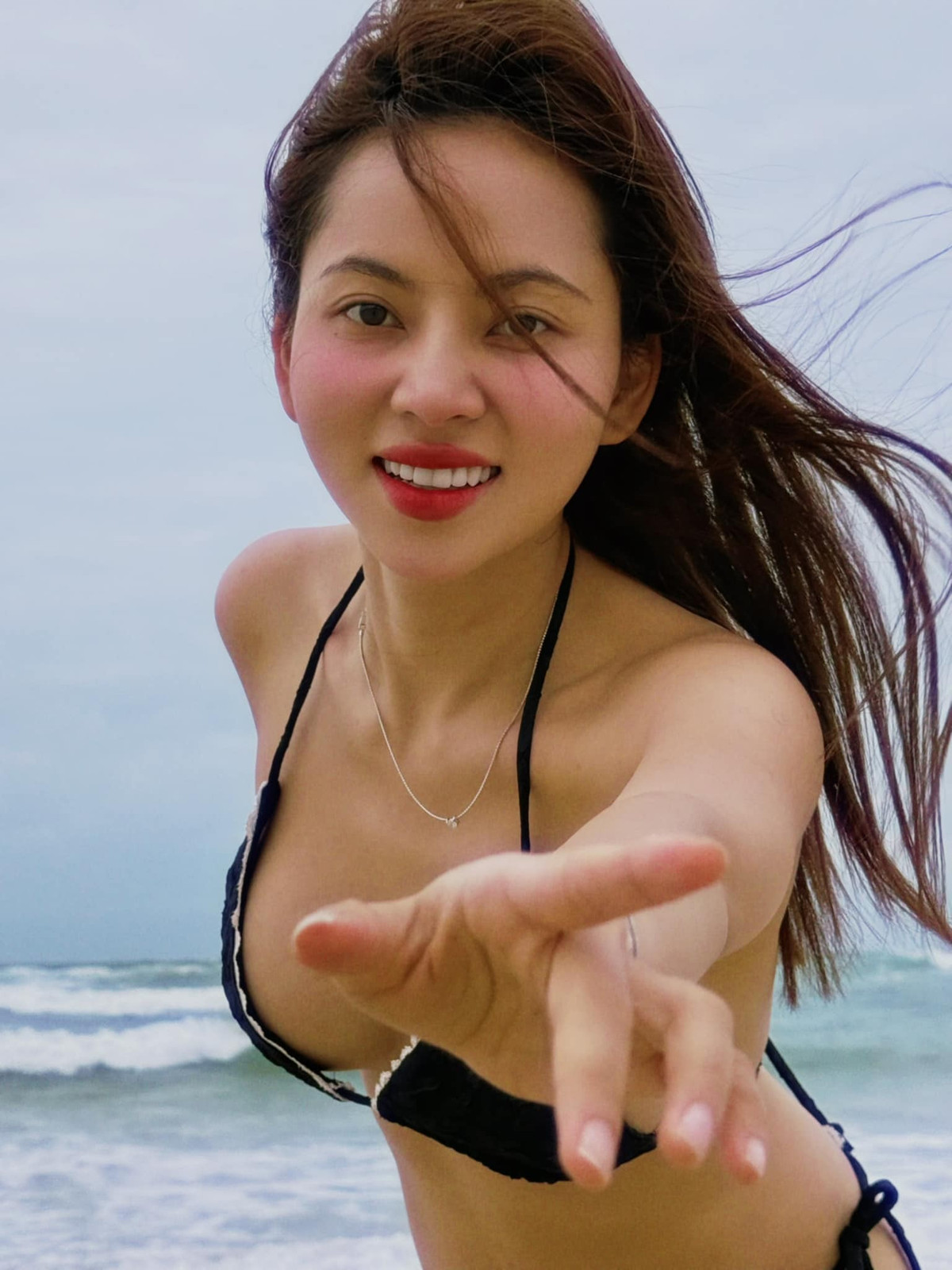 Ngô Lan Hương amp;#34;Đi giữa trời rực rỡamp;#34; diện bikini, khoe dáng nuột nà trước biển - 3