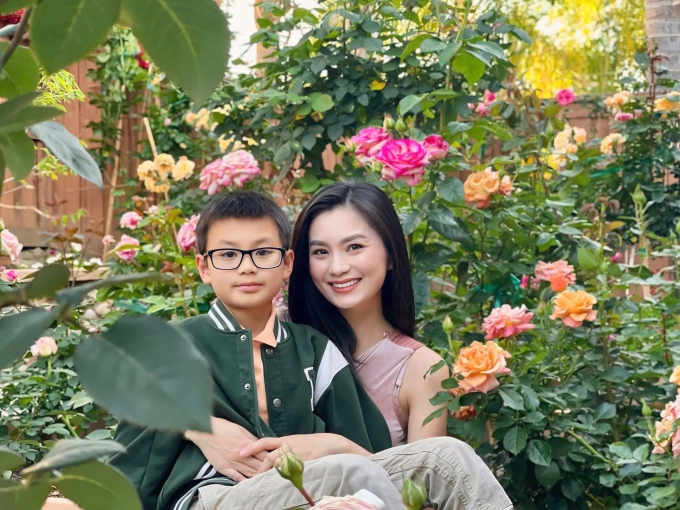 Diệu Hương bên con trai Cà Bung tại nhà riêng ở California (Mỹ).