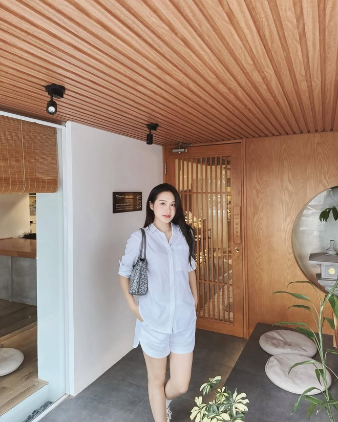 Vợ Đoàn Văn Hậu mê áo sơ mi amp;#34;như điếu đổamp;#34; ưu tiên tông màu tôn da - 4