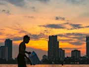 Tin tức - Hà Nội nóng như "chảo lửa", người dân ra sông Hồng, Hồ Tây bơi giải nhiệt