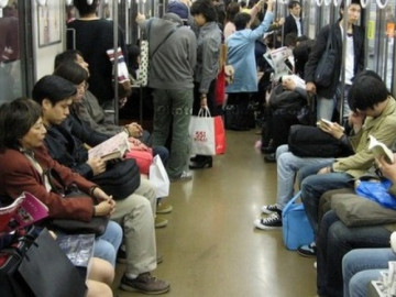 Bị cụ bà yêu cầu nhường ghế, mẹ trẻ đáp trả gây sốc: Nên dạy con biết tử tế hay biết nói không?