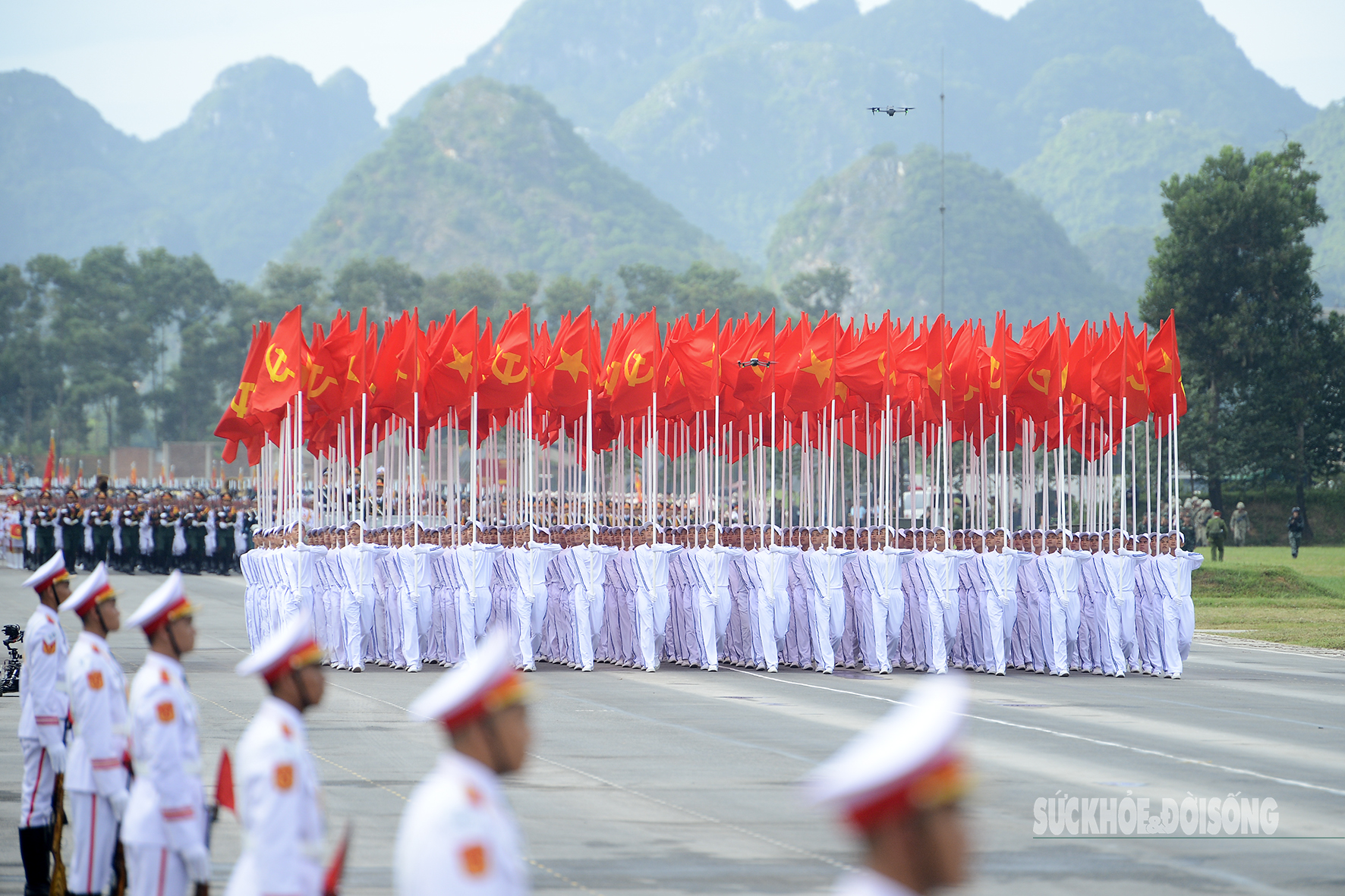 Khối Cờ Đảng, Cờ Tổ quốc tiến qua lễ đài.