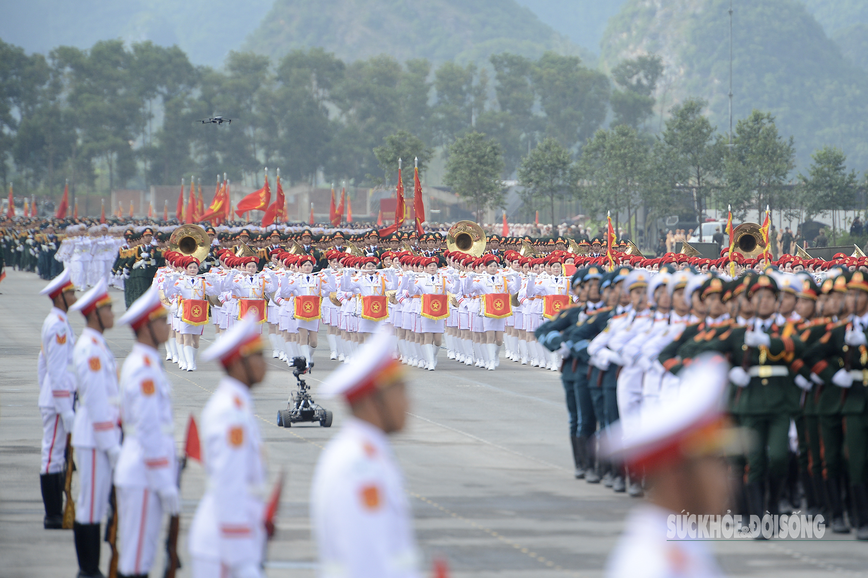 Khối nữ quân nhạc hợp luyện diễu binh, diễu hành.