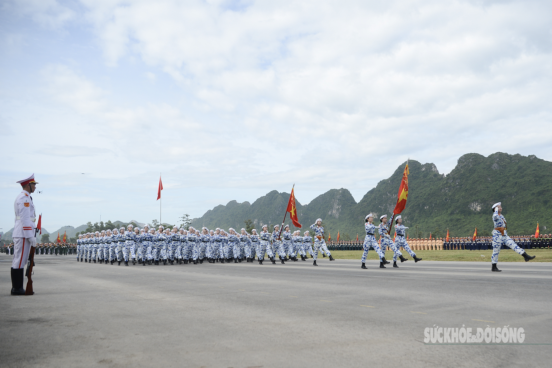 Khối nữ sĩ quan quân y đi tham gia tổng hợp luyện.