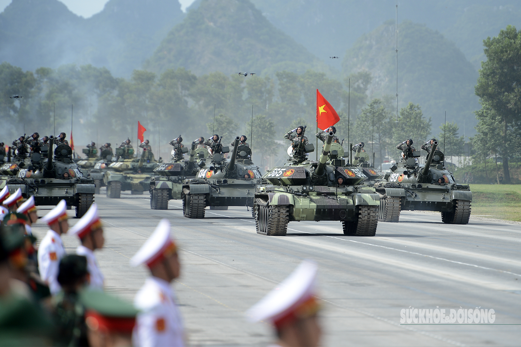 Khối xe, pháo quân sự thành thục ghép đội hình; chuyển đội hình hàng ngang, hàng dọc; giữ khoảng cách, cự ly, tốc độ cơ động giữa các hàng xe và các khối xe theo đúng đội hình diễu binh, diễu hành.