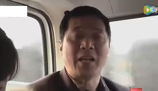 Ông Lương và vợ đi khắp nơi tìm con mất tích. Ảnh: 163