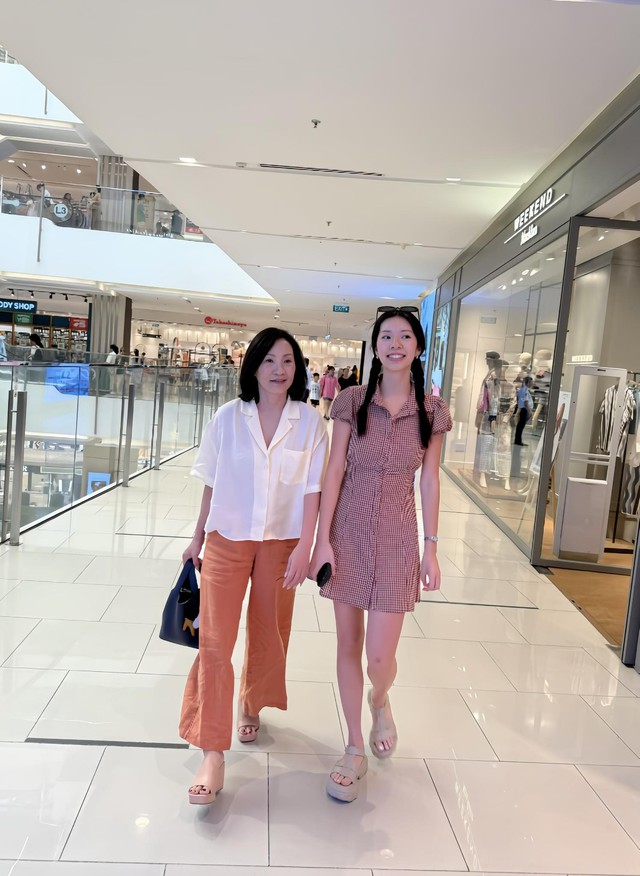 Con gái út nhà Hồng Đào - Quang Minh có chiều cao và nhan sắc như hoa hậu - 1