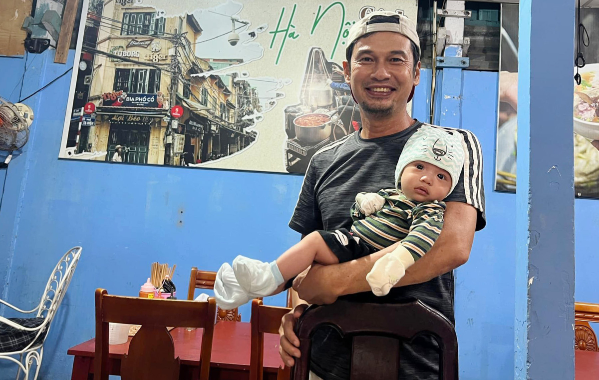 Tiết Cương chuẩn bị chiếc cũi tre cho con trai chơi đùa.