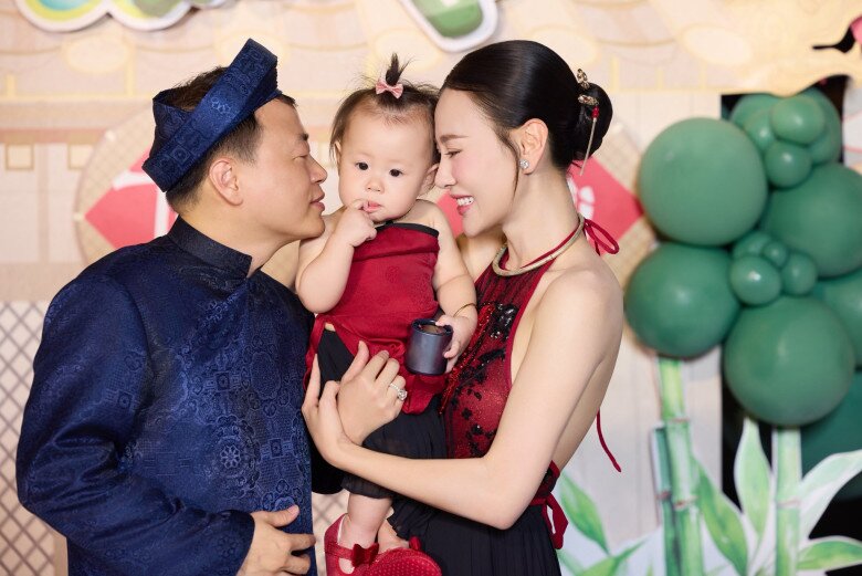Em bé Jenny có nhiều biểu cảm đáng yêu, hài hước.