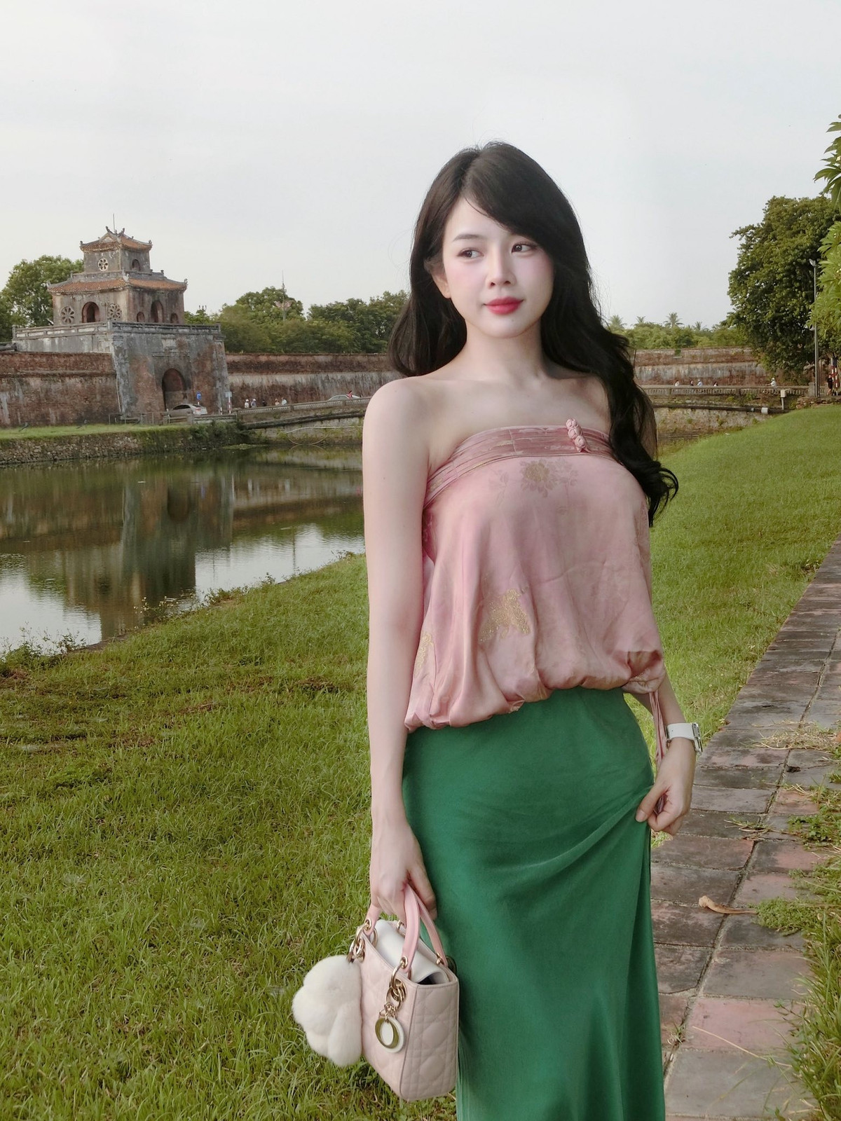 amp;#34;Búp bê DJamp;#34; diện áo quây khoe trọn bờ vai trần, nhan sắc ngọt ngào - 1