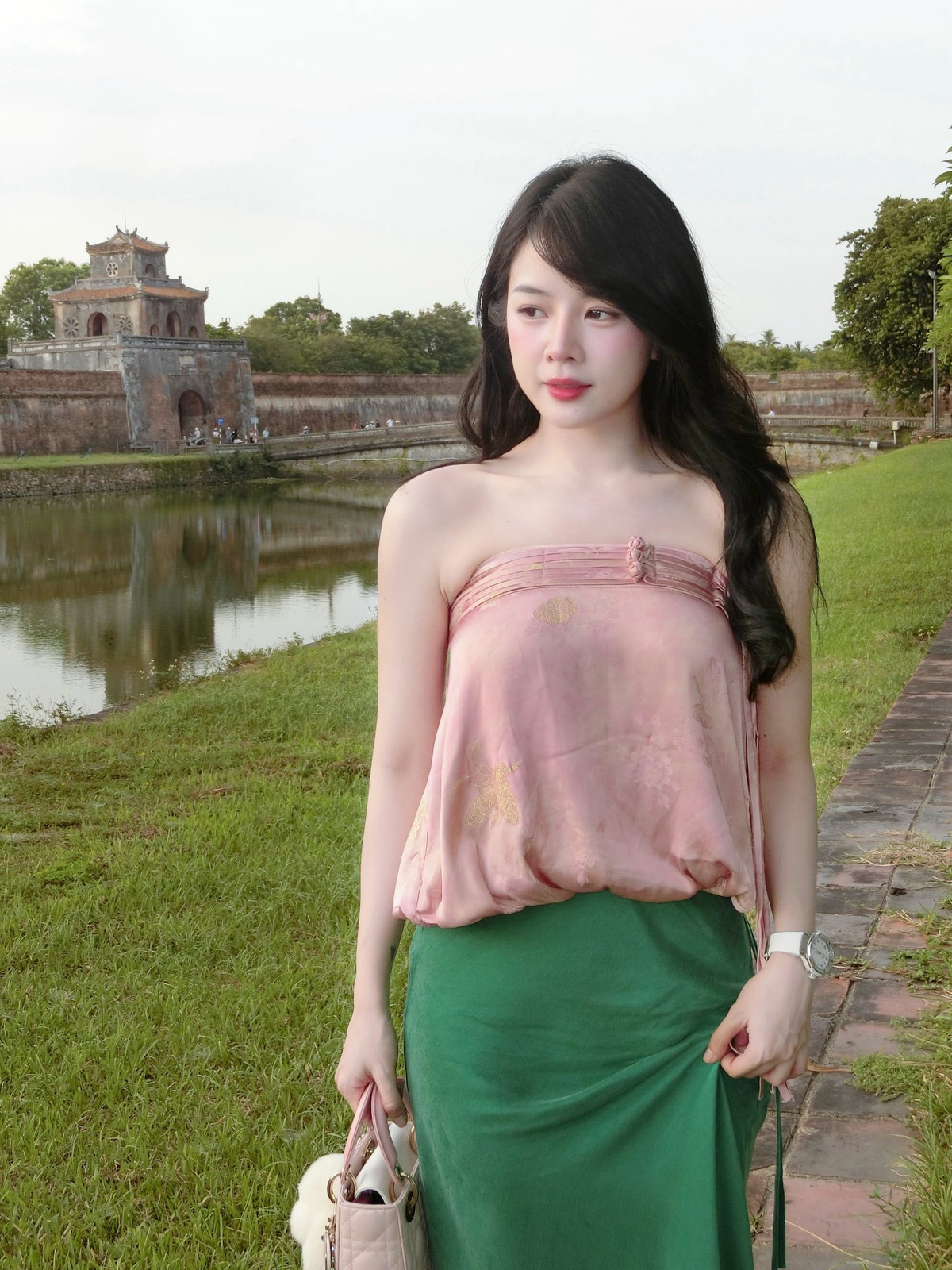 amp;#34;Búp bê DJamp;#34; diện áo quây khoe trọn bờ vai trần, nhan sắc ngọt ngào - 2