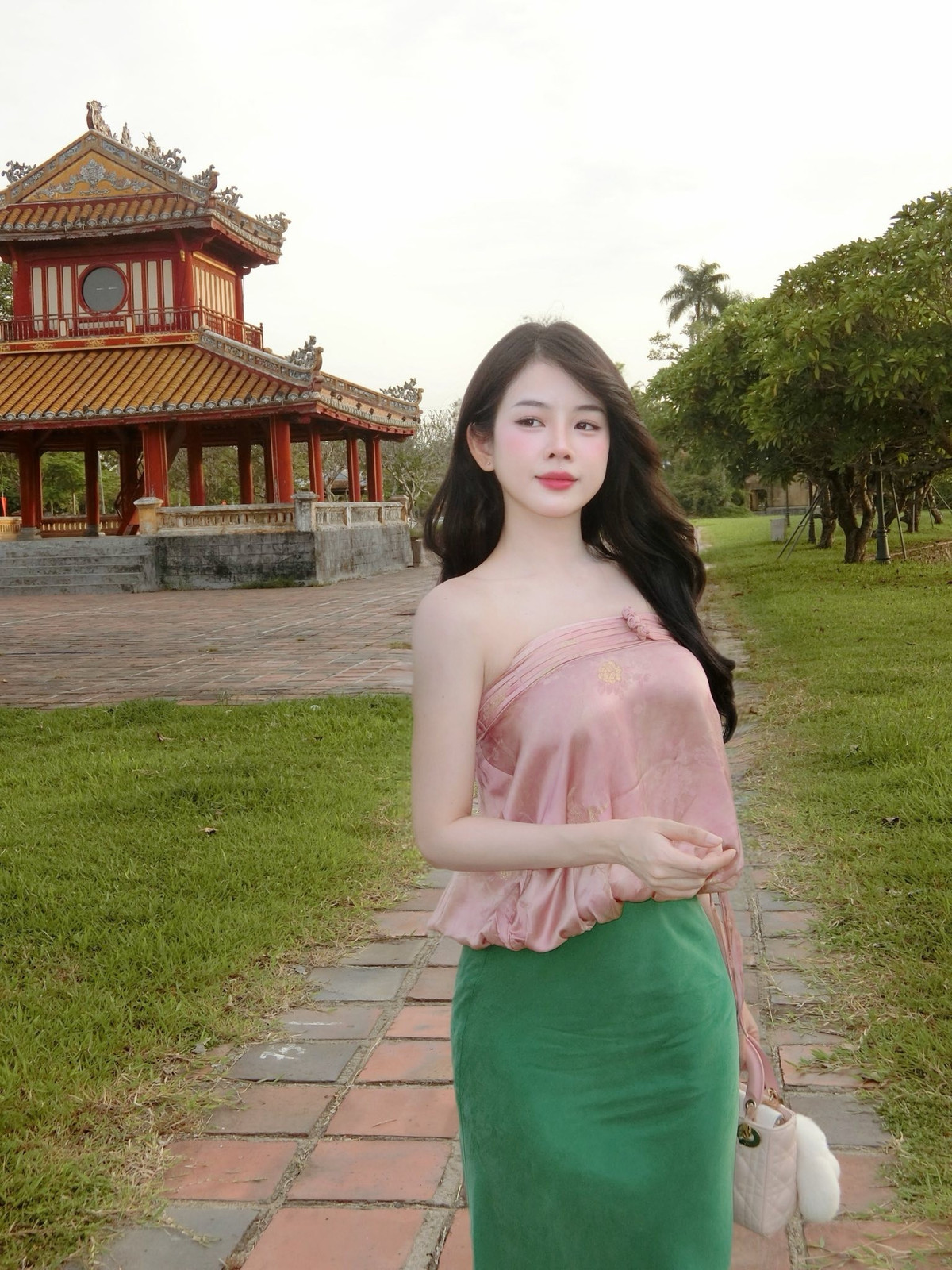 amp;#34;Búp bê DJamp;#34; diện áo quây khoe trọn bờ vai trần, nhan sắc ngọt ngào - 3