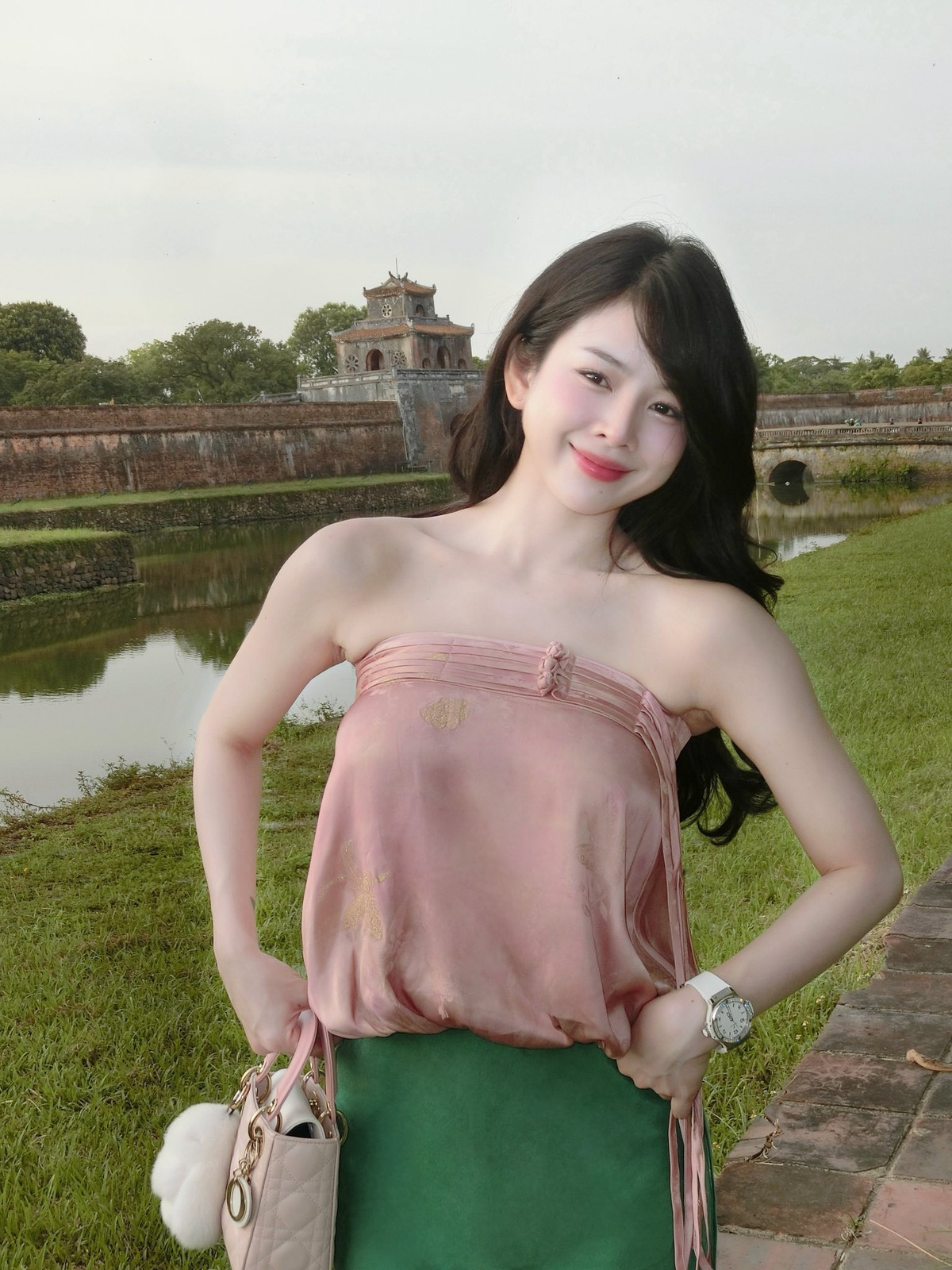 amp;#34;Búp bê DJamp;#34; diện áo quây khoe trọn bờ vai trần, nhan sắc ngọt ngào - 4