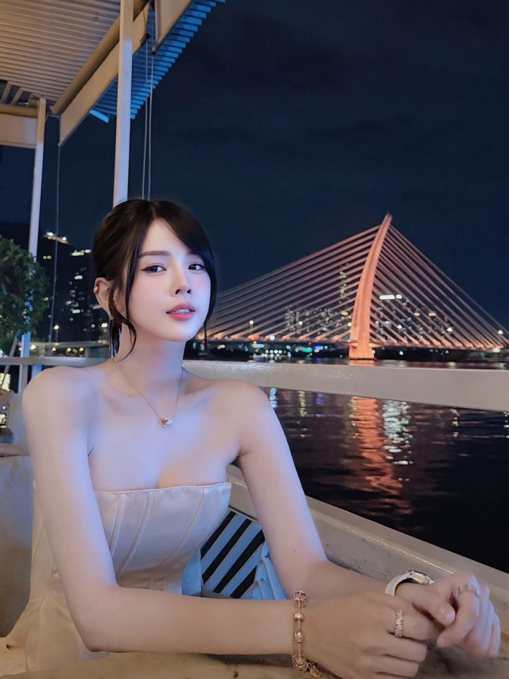 amp;#34;Búp bê DJamp;#34; diện áo quây khoe trọn bờ vai trần, nhan sắc ngọt ngào - 8