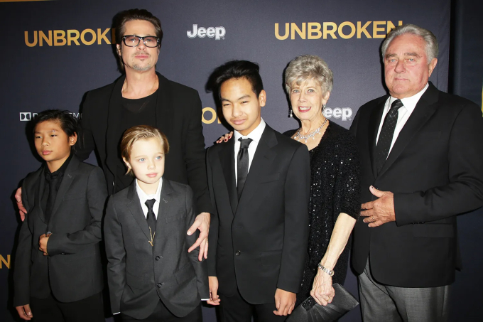 Bà Jane Pitt cùng chồng, con trai và các cháu nội Pax Thiên, Shiloh, Maddox dự lễ ra mắt phim Unbroken năm 2014. Ảnh: BEI