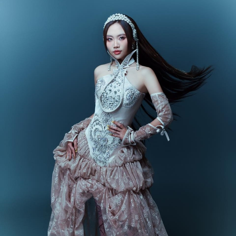 Phương Mỹ Chi là cái tên gắn liền với tuổi thơ của nhiều khán giả Việt khi bước ra từ chương trình Giọng Hát Việt Nhí mùa đầu tiên với chất giọng dân ca ngọt ngào. Khi ấy, chị Bảy ghi dấu ấn với làn da ngăm, mái tóc dài mượt và gương mặt mộc mạc, trong sáng. Ảnh: FB Phương Mỹ Chibr /
br /
img src/upload/3-2025/images/2025-08-07/1754550692-2-4315-width960height1440.jpg width660 /br /
Thế nhưng sau hơn một thập kỷ, Phương Mỹ Chi đã có màn “lột xác” đầy ngoạn mục. Ảnh: FB Phương Mỹ Chibr /
br /
img src/upload/3-2025/images/2025-08-07/1754550692-3-3760-width960height1440.jpg width660 /br /
Nữ ca sĩ sinh năm 2003 giờ đây sở hữu làn da trắng sáng, gương mặt thon gọn, các đường nét trở nên hài hòa và cuốn hút hơn. Ảnh: FB Phương Mỹ Chibr /
br /
img src/upload/3-2025/images/2025-08-07/1754550692-4-7577-width1200height1200.jpg width660 /br /
Nụ cười tươi tắn vẫn là “vũ khí” quen thuộc giúp cô ghi điểm với công chúng, nhưng nay càng thêm rạng rỡ nhờ thần thái tự tin và trưởng thành. Ảnh: FB Phương Mỹ Chibr /
br /
img src/upload/3-2025/images/2025-08-07/1754550692-5-2086-width1200height1600.jpg width660 /br /
Không chỉ nhan sắc, phong cách thời trang của Phương Mỹ Chi cũng có sự thay đổi rõ rệt. Ảnh: FB Phương Mỹ Chibr /
br /
img src/upload/3-2025/images/2025-08-07/1754550692-6-6109-width1200height1600.jpg width660 /br /
Nữ ca sĩ hiện tại theo đuổi phong cách hiện đại, trẻ trung nhưng không kém phần nền nã. Ảnh: FB Phương Mỹ Chibr /
br /
img src/upload/3-2025/images/2025-08-07/1754550693-7-8881-width1200height1200.jpg width660 /br /
Không còn là “chị Bảy” e dè trên sân khấu, Phương Mỹ Chi đã biết cách tỏa sáng đúng chất riêng dù là trên sân khấu hay ngoài đời thường. Ảnh: FB Phương Mỹ Chibr /
br /
img src/upload/3-2025/images/2025-08-07/1754550693-9-width1200height1200.jpg width660 /br /
Phương Mỹ Chi đoạt hạng ba chung kết thi âm nhạc châu Á Sing! Asia, xếp sau quán quân Miyuna (Nhật Bản), và người về nhì là Chu Phi Ca (Trung Quốc). Ảnh: FB Phương Mỹ Chibr /
br /
img src/upload/3-2025/images/2025-08-07/1754550693-10-width1200height1200.jpg width660 /br /
Sự thay đổi này không chỉ cho thấy một Phương Mỹ Chi ngày càng xinh đẹp mà còn khẳng định sự chuyên nghiệp và nghiêm túc của cô trên con đường nghệ thuật. Ảnh: FB Phương Mỹ Chi