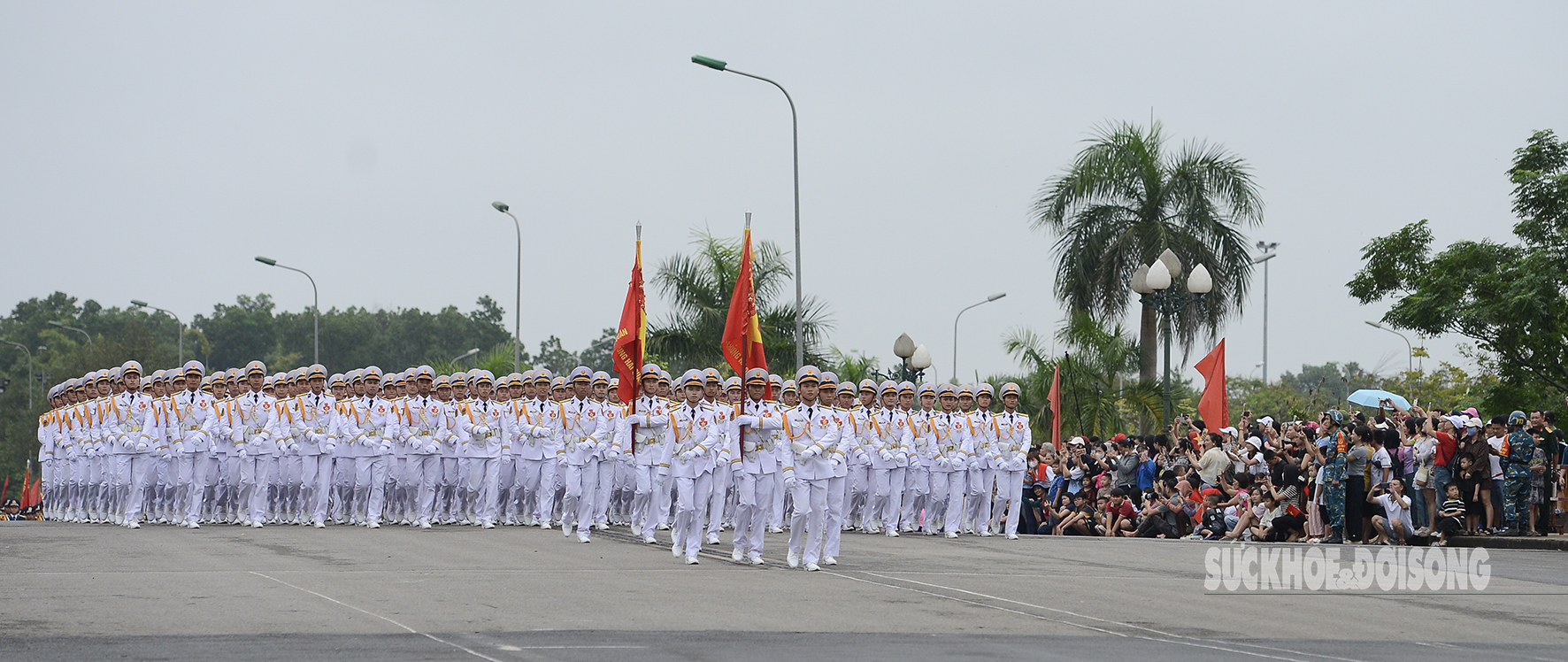 Người dân hoà nhịp cùng bước chân người chiến sĩ diễu binh - 2