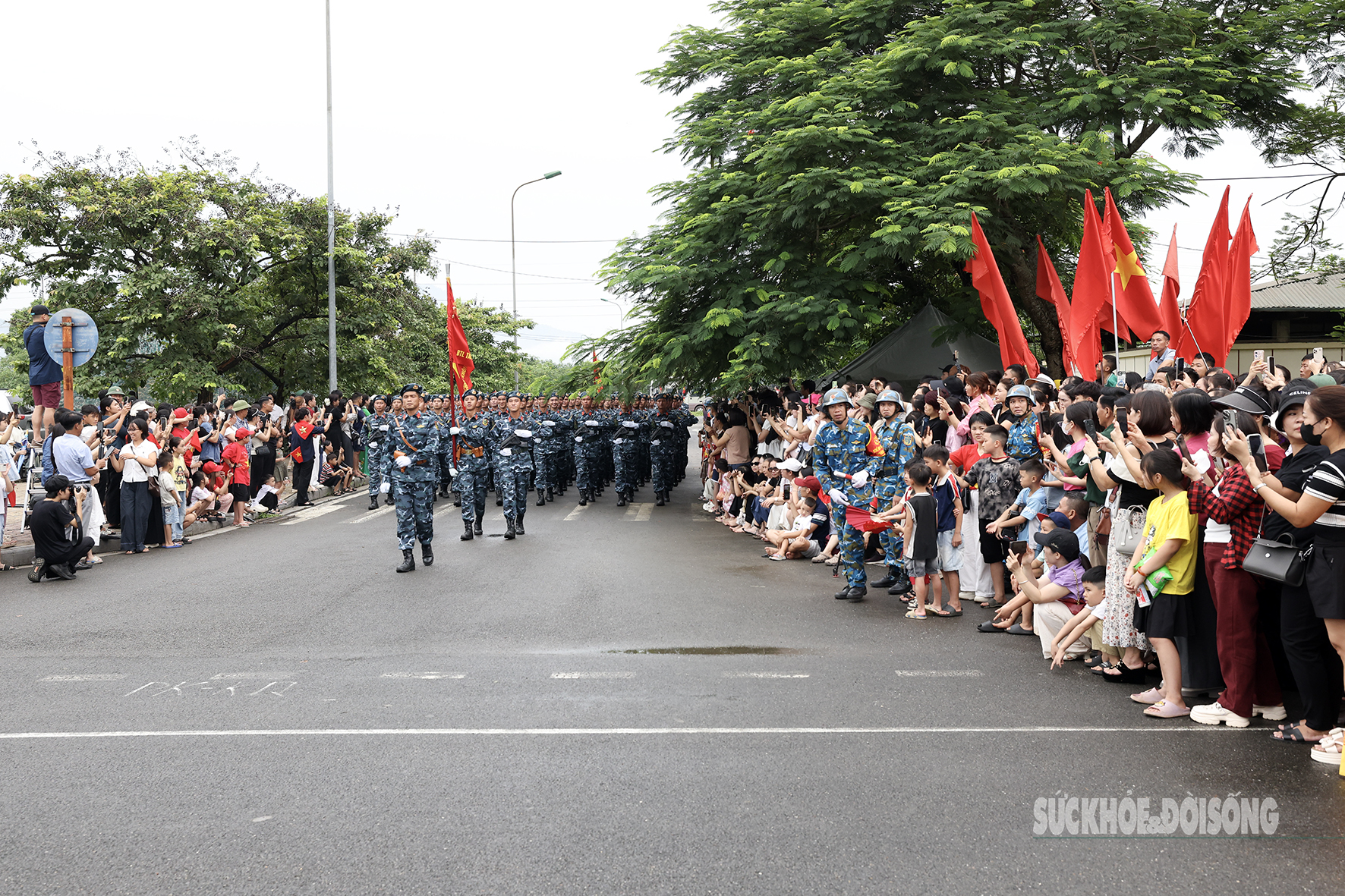 Mỗi buổi hợp luyện diễu binh tại Làng Văn hoá các Dân tộc Việt Nam đều thu hút sự theo dõi của người dân.