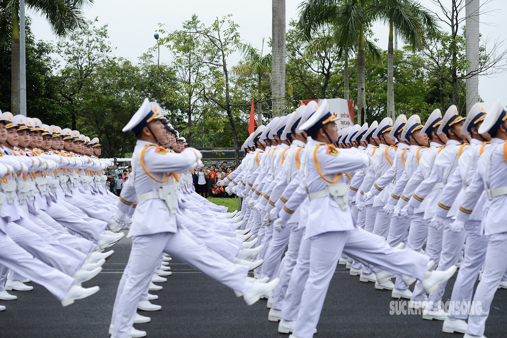 Những bước chân mạnh mẽ và tiếng hô vang vọng của các chiến sĩ trong đội hình diễu binh khiến hàng nghìn người dân cảm thấy vô cùng tự hào về các lực lượng của Việt Nam.
