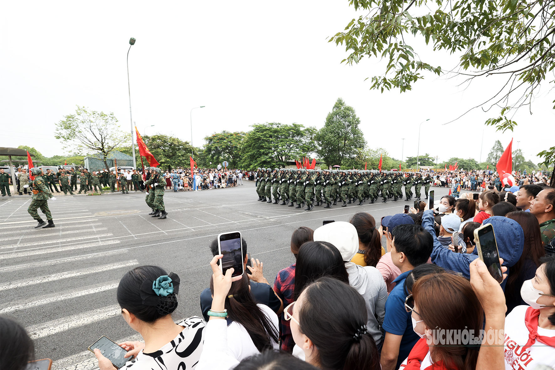 Từng tiếng hô vang, từng bước chân chiến sĩ đều được người dân dõi theo đầy tự hào...