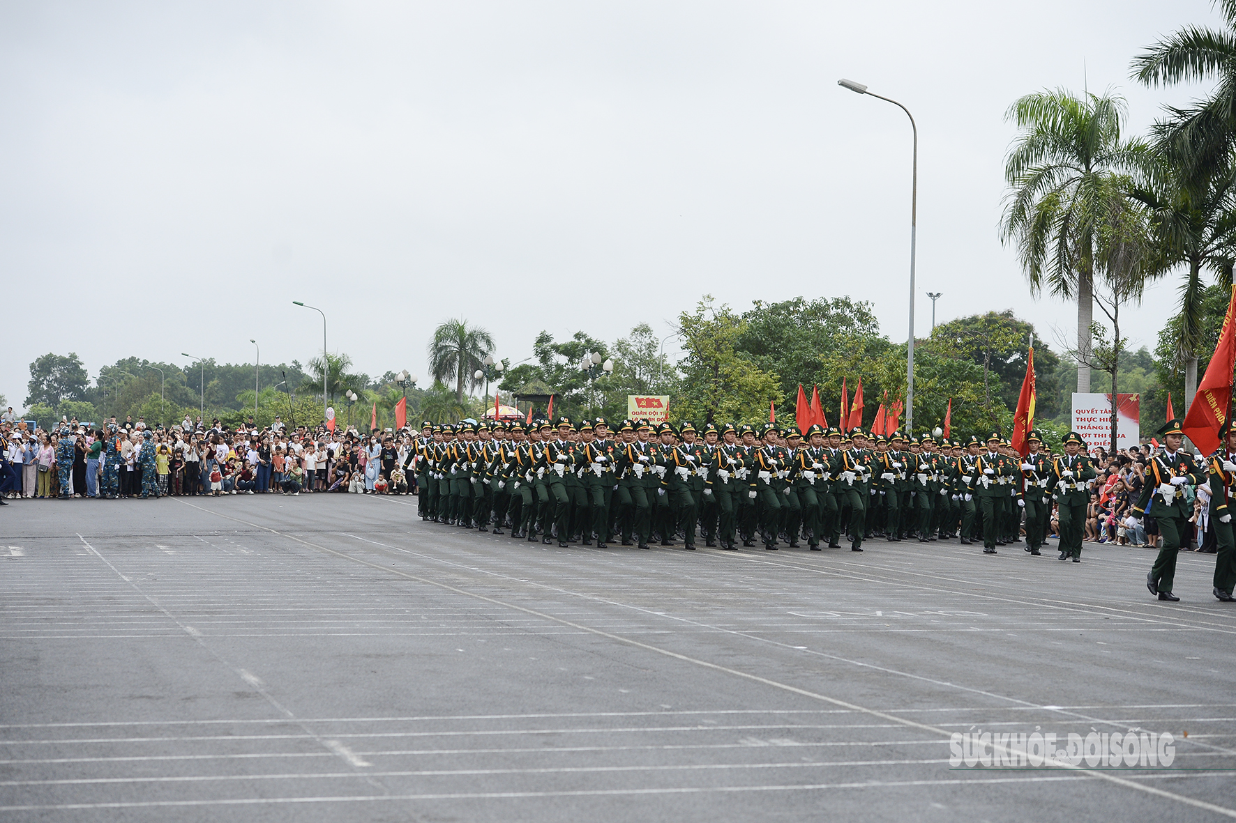 Người dân hoà nhịp cùng bước chân người chiến sĩ diễu binh - 5