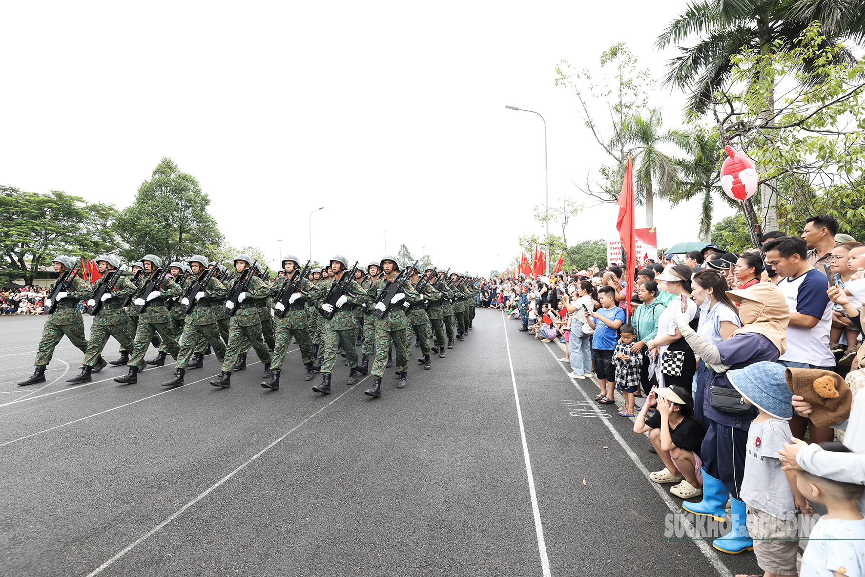 Người dân háo hức vẫy tay chào các chiến sĩ khiến không khí buổi luyện tập như một ngày hội.