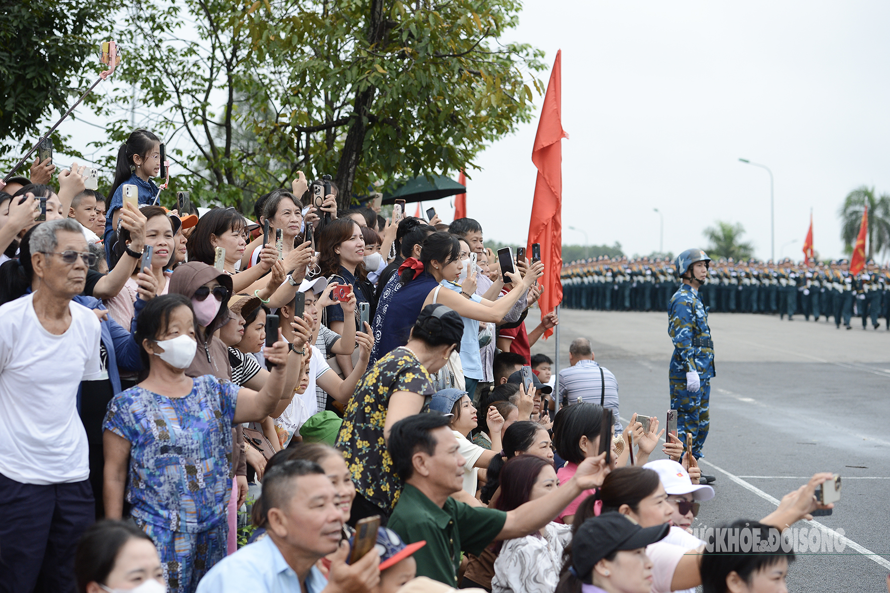 Người dân hoà nhịp cùng bước chân người chiến sĩ diễu binh - 11